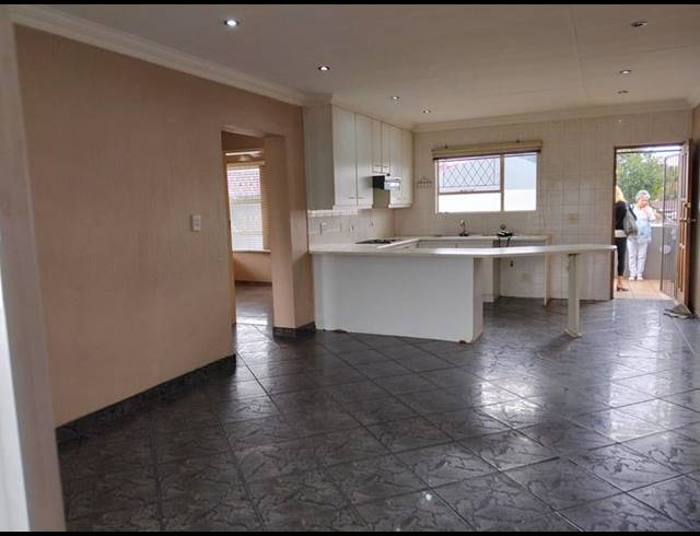 2 BEDROOM TOWNHOUSE FOR SALE IN RACEVIEW